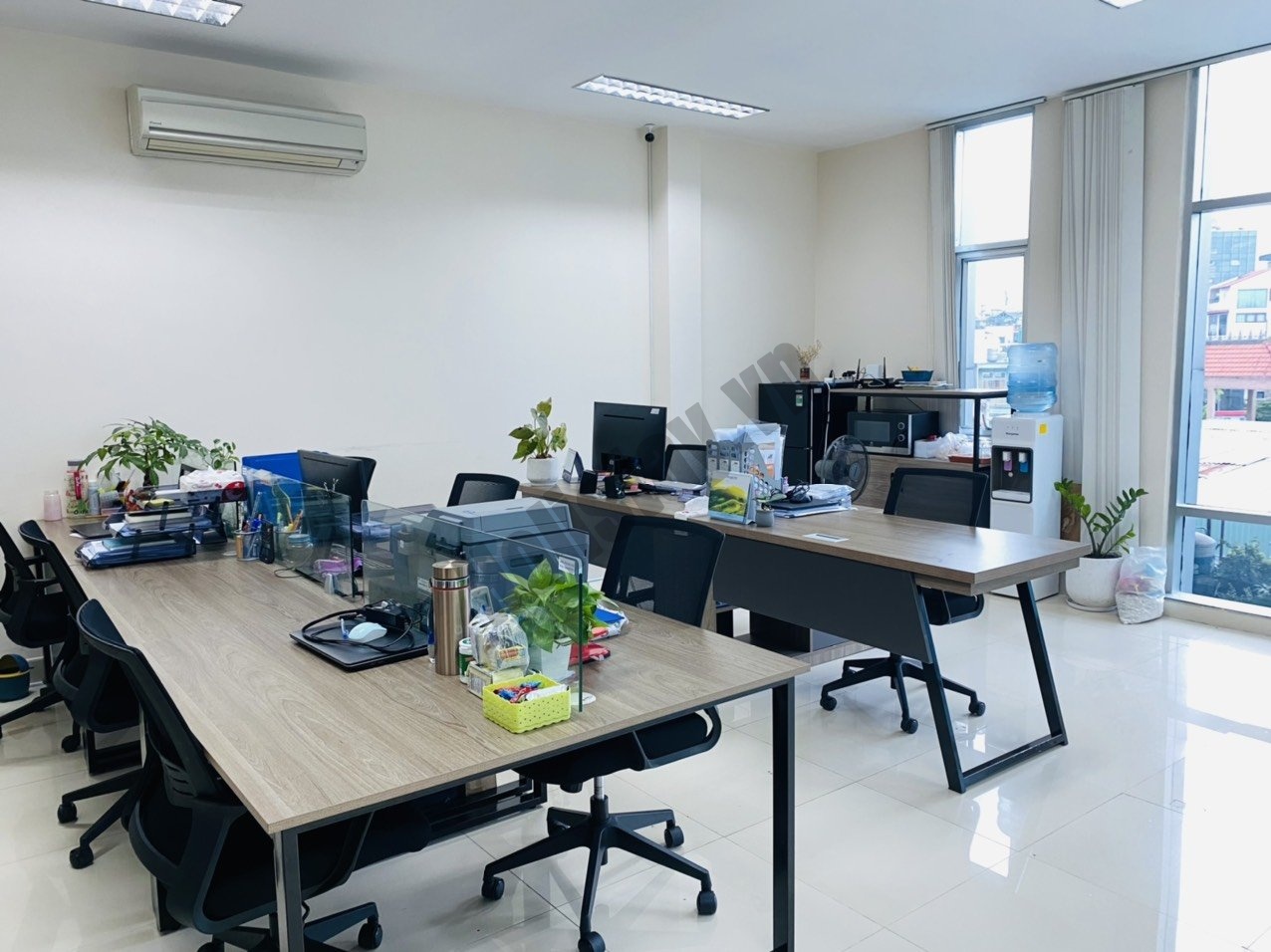 Văn phòng 60m2, có sẵn nội thất + phòng họp riêng.