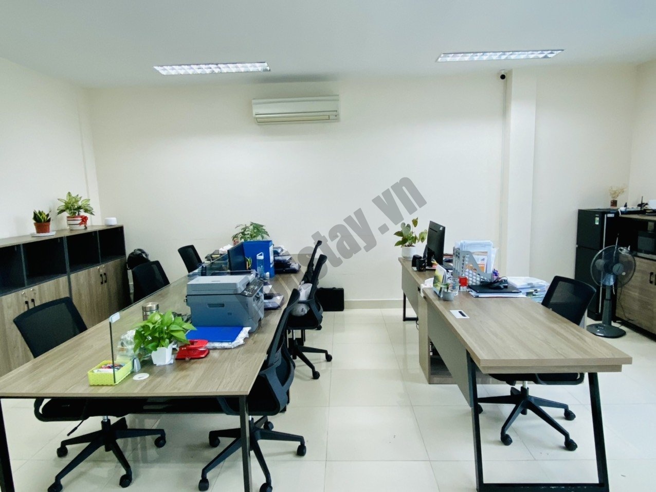 Văn phòng 60m2, có sẵn nội thất + phòng họp riêng.